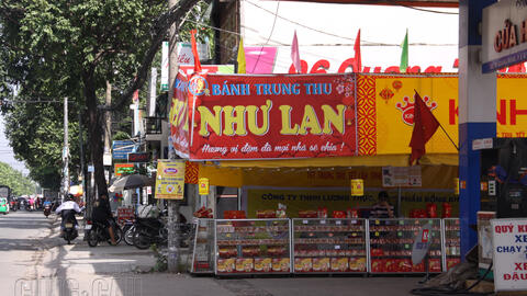 Bánh Trung thu bắt đầu tràn ra đường ở Sài Gòn