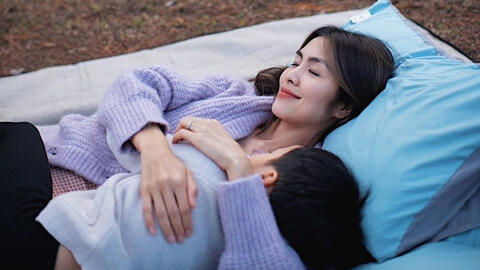 Tăng Thanh Hà hỏi con trai có muốn ngủ riêng không, cậu bé trả lời một câu khiến cô rơi nước mắt