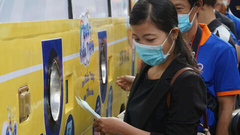 Sau 'ATM gạo', Sài Gòn có thêm xe buýt phát... khẩu trang miễn phí tự động