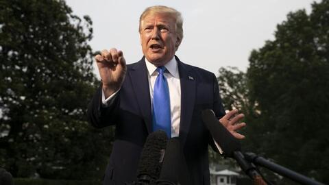 Ông Trump đề nghị thả bom hạt nhân thổi bay siêu bão ập vào Mỹ