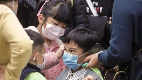 Virus corona hoành hành, phụ huynh thà cho con nghỉ học, mất bài!