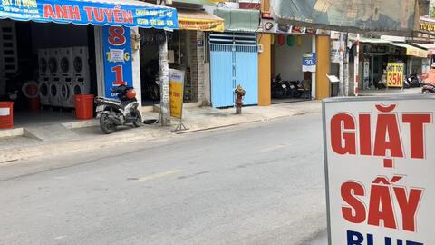 Tiệm giặt ủi ế ẩm vì dịch COVID-19