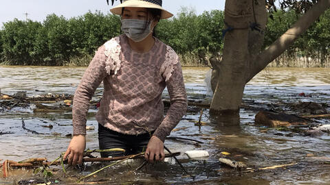 Nước rút sau lũ, người dân Quảng Bình bơi trong "biển" rác