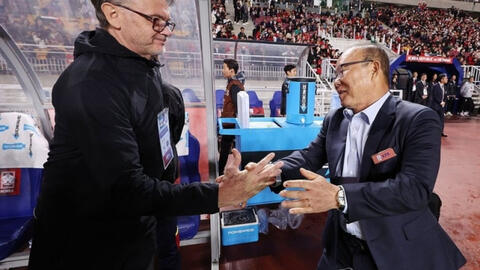 HLV Park Hang-seo động viên HLV Troussier: “Tôi rất chờ mong ông ấy thể hiện bản thân!”