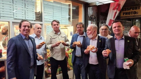 Tổng Thống Brazil phải ăn pizza trên vỉa hè New York do không có xác nhận tiêm chủng Covid-19.