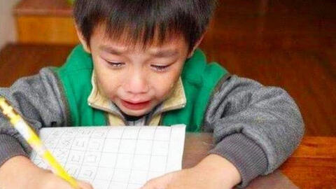 Cậu bé cấp 1 viết văn, ấm ức kể về "một sai lầm của bố", nhưng ai đọc xong cũng phì cười nhận xét: Bị đòn không oan!