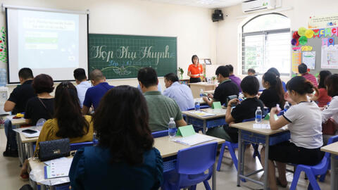 Tin nhắn lúc tối muộn của cô giáo khiến phụ huynh cười chảy nước mắt, học sinh thì run cầm cập: Tết sắp đến rồi, hoan hỉ người lớn ơi!