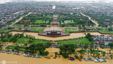 Kinh thành Huế ngập trong biển nước