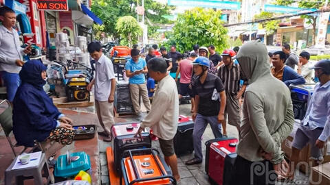 Cắt điện luân phiên, quạt tích điện, máy phát điện "cháy" hàng, giá bị đẩy tăng vọt
