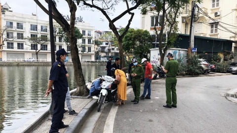 Hà Nội xử lý nhiều người cố tình không đeo khẩu trang nơi công cộng