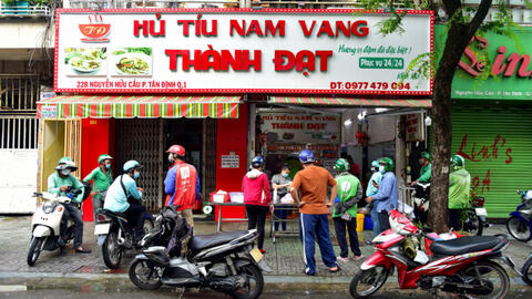 Xếp hàng mua thức ăn, cắt tóc ở TP HCM