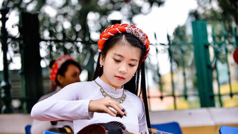 Lộ diện nữ sinh chơi đàn trước Bưu điện TP.HCM