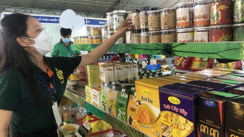 Người dân Sài Gòn đã đi sắm Tết sớm
