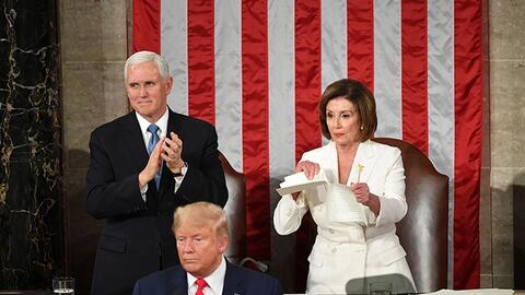 Chủ tịch Hạ viện Nancy Pelosi xé đôi Thông điệp Liên bang ngay cạnh Donald Trump