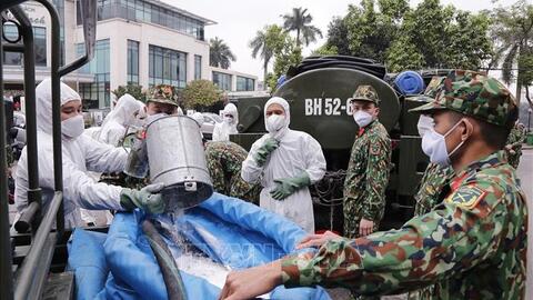 Quân đội phun thuốc tiêu độc, khử trùng phố Trúc Bạch, Hà Nội