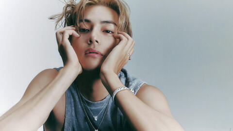 V (BTS) bị fan cuồng theo dõi và đưa giấy đăng ký kết hôn, cảnh sát liền vào cuộc bắt giữ