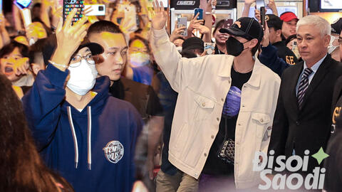Donghae - Eunhyuk (Super Junior) đổ bộ Việt Nam, biển fan đón ở sân bay giữa đêm