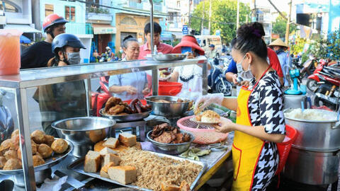 Sáng mai, hàng quán tại TP.HCM được bán tại chỗ