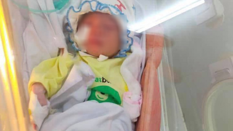 Bé sơ sinh bị bỏ rơi ở khe tường gây chấn động Hà Nội được bàn giao cho gia đình