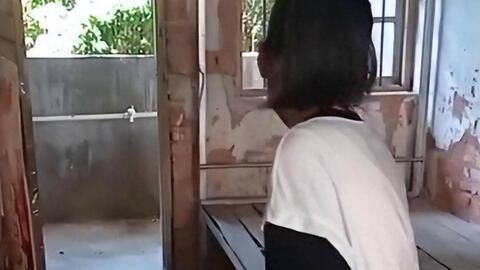 Đưa con trai đi nhập học, mẹ điếng người khi thấy căn phòng ký túc xá: Chưa thấy nơi nào tồi tệ đến vậy!