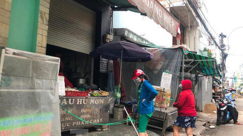 Nở rộ chợ 'du kích', cửa hàng 'chui' khi TPHCM giãn cách