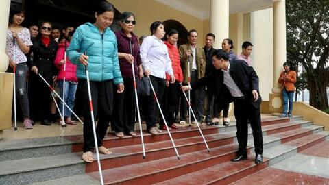 Trao tặng và hướng dẫn sử dụng "Cây gậy trắng" cho người mù tại Bắc Ninh
