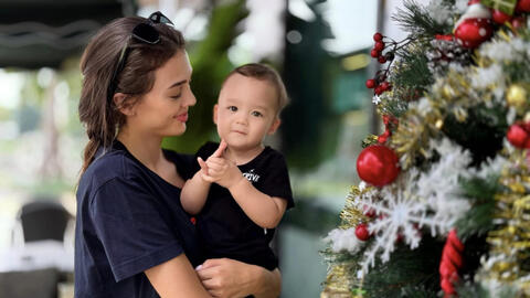 Bùi Tiến Dũng khoe con trai chập chững biết đi nhưng lại than thở một điều vì thương vợ mẫu tây
