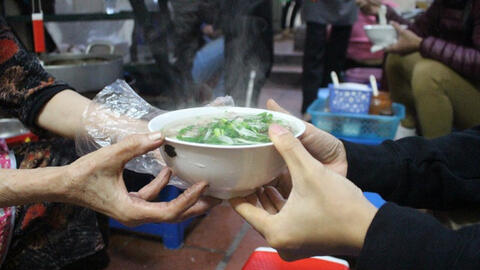 "Phở khổ" ở Hà Nội: Khi ăn phải bưng bát phở nóng bỏng tay nhưng vẫn nườm nượp khách