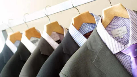 Anh loại bỏ vest nam