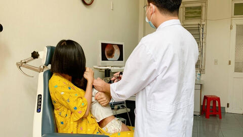 Bé gái hai tuổi bị hàng chục con giòi làm ổ trong tai