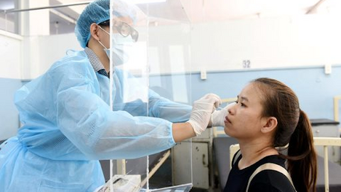 COVID-19 trưa 14/6: Thêm 100 người nhiễm bệnh tại 4 tỉnh, thành