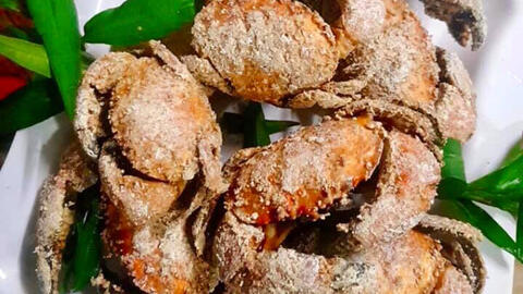 Lưu luyến vị mằn mặn của cua đá rang muối Cà Mau
