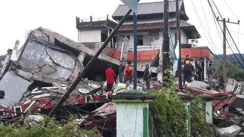 Động đất mạnh ở Indonesia khiến hàng trăm người thương vong, nhiều tòa nhà bị hư hại