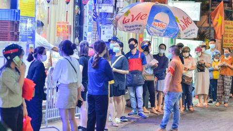 Người dân xếp hàng mua bánh trung thu ngày nới lỏng giãn cách ở vùng xanh
