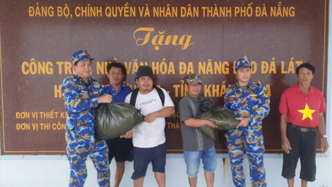 Vùng 4 Hải quân kịp thời hỗ trợ lương thực, nước ngọt cho ngư dân