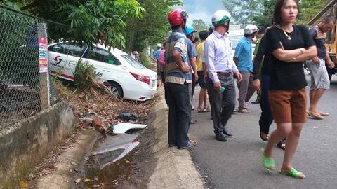 Taxi chạy tốc độ cao, lấn làn đường tông chết 2 cô cháu