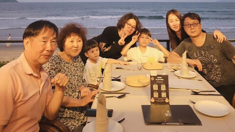 Đại gia đình Heechul (Super Junior) tới Đà Nẵng du lịch, diện mạo 2 thiên thần nhỏ gây chú ý