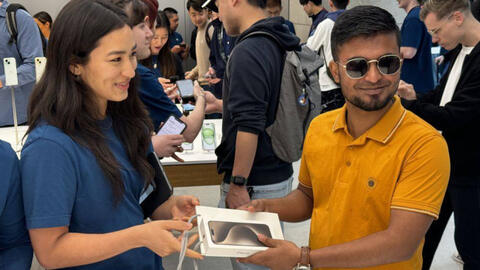 Quang cảnh ngày đầu mở bán iPhone 15: Đây là người đàn ông nhận được máy sớm nhất thế giới!
