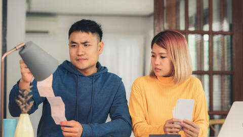 Về quê chơi Tết dương lịch, chồng bắt tôi mua 20 triệu tiền quà biếu