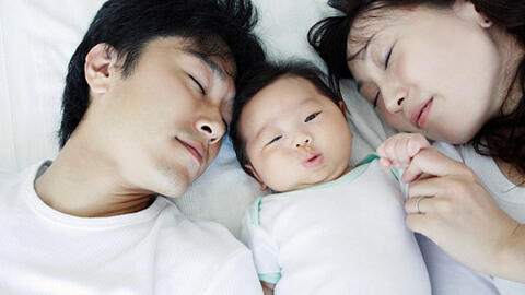 Thói quen khi đi ngủ "tố giác" tình cảm vợ chồng "xuống dốc"