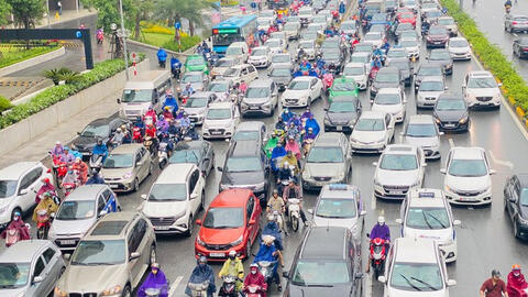Đầu tuần dân công sở Hà Nội khổ sở vượt mưa gió, ùn tắc kéo dài