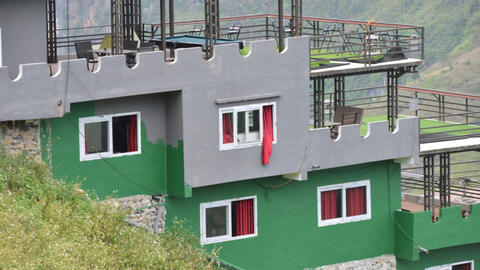 Panorama Mã Pì Lèng bất ngờ đổi màu... xanh lá