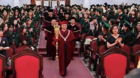 ĐH Quốc gia yêu cầu báo cáo việc hiệu trưởng cầm quyền trượng ở lễ trao bằng