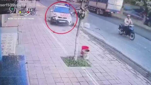 Taxi 'điên' vọt ga lao vào 2 phụ nữ bên đường, một nạn nhân kẹt cứng dưới bánh xe