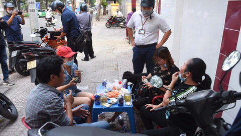 Ngồi uống bia trên vỉa hè, 3 người không mang khẩu trang bị phạt 6 triệu