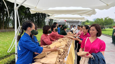 Hà Nội tặng quà cho người dân và du khách vào Lăng viếng Bác nhân 19/5