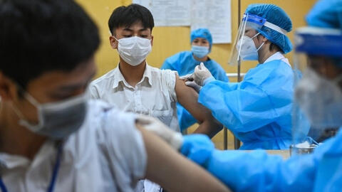 Hà Nội tạm dừng tiêm 2 lô vaccine Pfizer vừa xin gia hạn