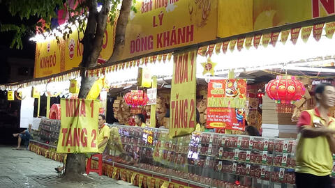 Bánh trung thu bắt đầu giảm giá mua 1 tặng 2