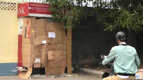 Một người đàn ông cố gắng cưa trụ ATM để lấy trộm tiền