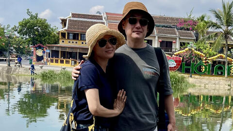 Diễn viên phim “Phong hậu” cùng chồng dạo ngắm phố cổ Hội An